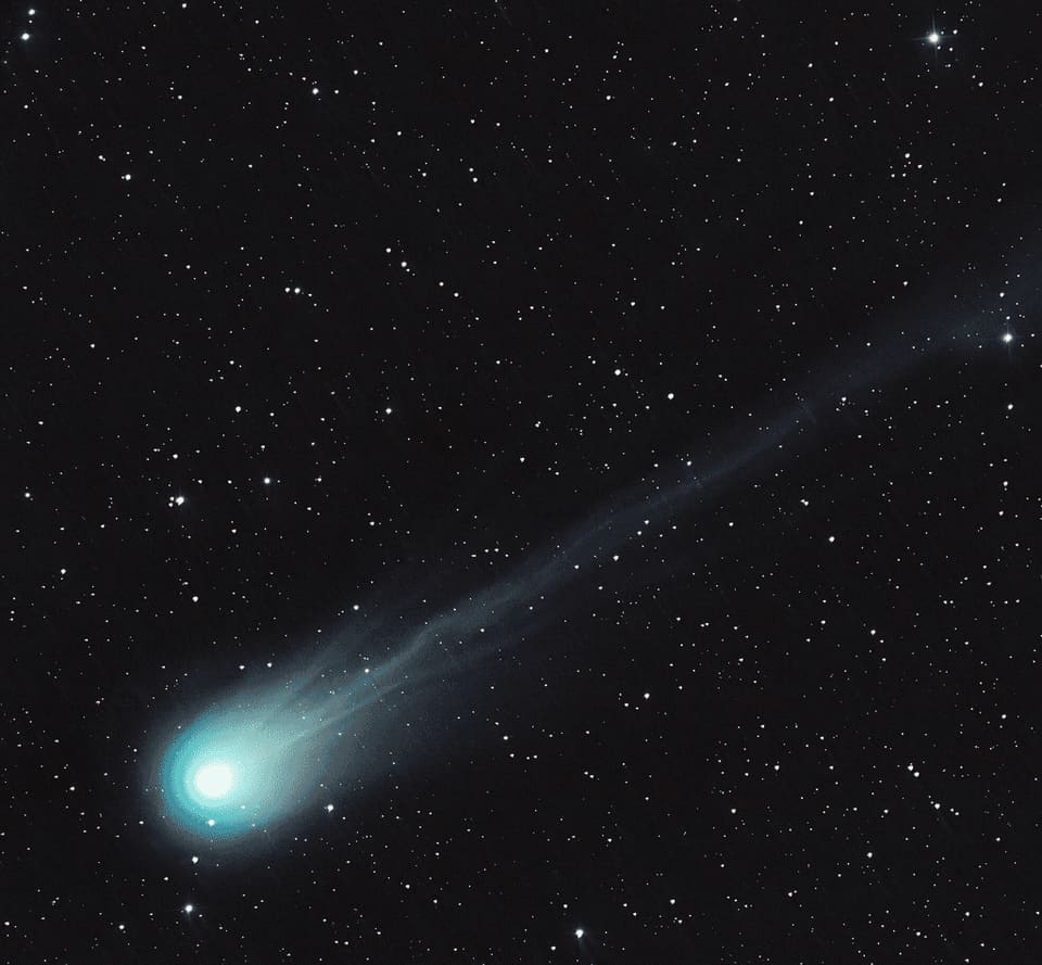 Una cometa con la sua lunga coda nel cielo stellato