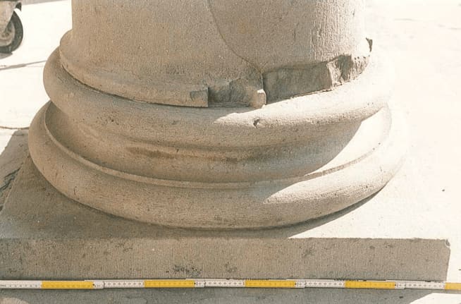 La base in arenaria di una colonna, misurata pezzo per pezzo