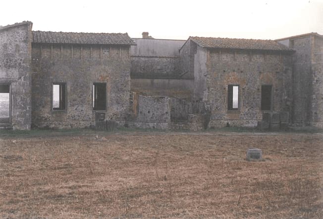 Il lato posteriore in pietrame, dove la torre non fu mai costruita